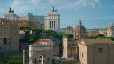 Altare della Patria manzarası, Roma Forumu 'ndaki eski evler. Antik Roma manzarası. İtalya.