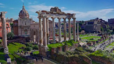  Roma Forumu. Roma, İtalya. Güneşli bir günde forum bölgesinde turist dolaşımı. Zaman Uygulaması.