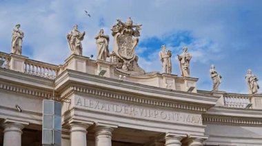  Vatikan, güneşli bir günde St. Peter Meydanı 'nda. Heykelli sütunların görüntüsü. Roma, İtalya. Yakın çekim..