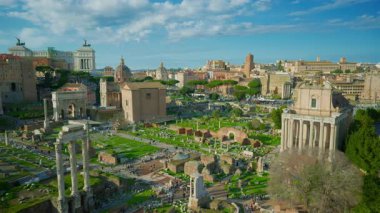  Roma Forumu. Roma, İtalya. Güneşli bir günde forum bölgesinde turist dolaşımı.