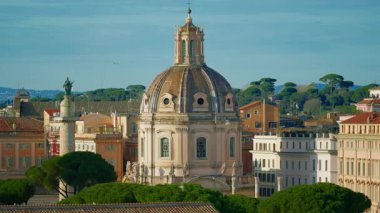 Trajan forumunda Trajans Sütununa ve Meryem Ana 'nın kutsal kilisesine bakın. Roma, İtalya.