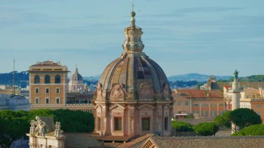 Trajan forumunda Trajans Sütununa ve Meryem Ana 'nın kutsal kilisesine bakın. Roma, İtalya.