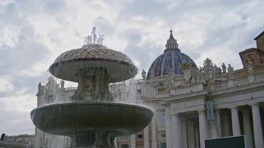 St. Peters Meydanı, Vatikan. St. Peters Meydanı 'ndaki Çeşme del Bernini St. Peters Bazilikası' nın ön cephesine karşı. İtalya, Roma.