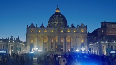 Akşam St. Peters Bazilikası cephesinde aydınlanma, Vatikan, Roma, İtalya, 29.04.2025.