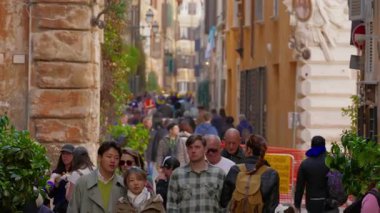 Ebedi şehrin eski sokaklarındaki turistler Roma, İtalya, 29.04.2025.