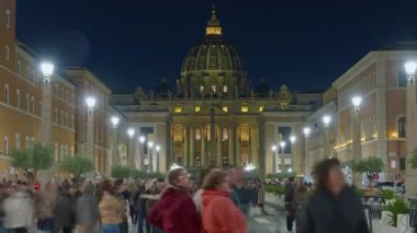 Roma, İtalya, 29.04.2025: Aziz Peter Bazilikası, Vatikan, Roma, İtalya. Akşam St. Peter Katedrali 'ne giden ana caddede aydınlanma var. Zaman Uygulaması.