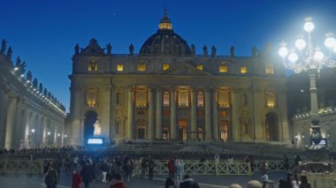 Akşamları Aziz Peter Bazilikası cephesinde aydınlanma, Vatikan, Roma, İtalya, 29.04.2025.