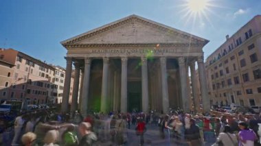 Roma, İtalya, 29.04.2025: Güneşli bir günde İtalya 'nın orta kesimindeki ünlü Pantheon' un önünde kalabalık toplandı. Zaman Uygulaması.