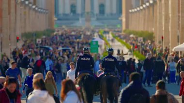 Roma, İtalya, 29.04.2025: Vatikan 'daki St. Peters Bazilikası' na giden ana cadde boyunca yürüyen insanlar. Gün batımı, Roma.