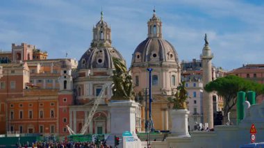 Roma, İtalya, 29.04.2025: Trajans Sütununa ve Meryem Ana 'nın Kutsal Kilisesi' ne Trajan forumunda bakın.