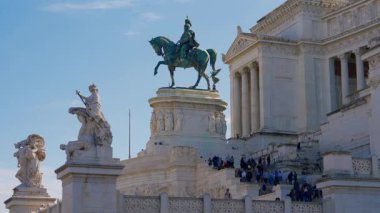 Altare della Patria 'nın önünde Emmanuel II Ulusal Anıtı, İtalya, 29.04.2025.