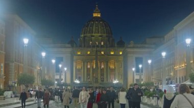 Aziz Peter Bazilikası, Vatikan, Roma, İtalya, 29.04.2025. Akşam St. Peter Katedrali 'ne giden ana caddede aydınlanma var..
