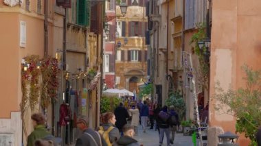 Ebedi şehrin eski sokaklarındaki turistler Roma, İtalya, 29.04.2025.