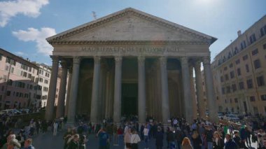Güneşli bir günde İtalya 'nın orta kesimindeki ünlü Pantheon' un önünde 12.04.2025 kişi..