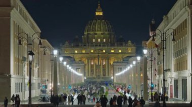 Roma, İtalya, 29.04.2025: Aziz Peter Bazilikası, Vatikan. Akşam St. Peter Katedrali 'ne giden ana caddede aydınlanma var..