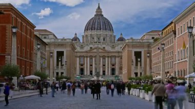 Roma, İtalya, 29.04.2025: Saint Peter Meydanı, Aziz Peter Bazilikası ve Vatikan Obelisk uzak mesafede. Via della Conciliazione caddesinde yürüyen turistler. Zaman Uygulaması.