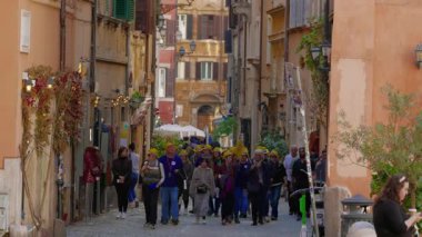Ebedi şehrin eski sokaklarındaki turistler Roma, İtalya, 29.04.2025.