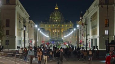 Aziz Peter Bazilikası, Vatikan, Roma, İtalya, 29.04.2025. Akşam St. Peter Katedrali 'ne giden ana caddede aydınlanma var..