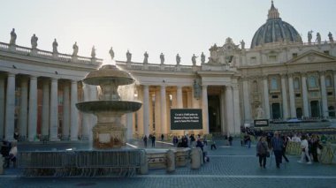  Roma, İtalya, 29.04.2025: Vatikan güneşli bir günde St. Peter Meydanı 'nda.