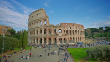 Roma Kolezyumu, bir gladyatör arenası. Turistler güneşli bir günde Kolezyum 'un yakınına taşınıyorlar. Roma, İtalya, 12.04.2025.