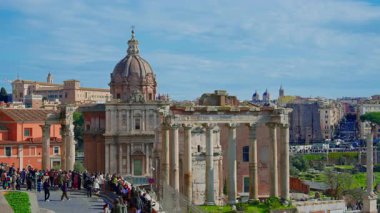  Roma, İtalya, 29.04.2025: Roma Forumu. Güneşli bir günde forum bölgesinde turist dolaşımı.