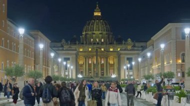 Roma, İtalya, 29.04.2025: Aziz Peter Bazilikası, Vatikan, Roma, İtalya. Akşam St. Peter Katedrali 'ne giden ana caddede aydınlanma var..