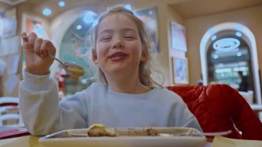 Şirin küçük kız İtalya, Roma 'daki kafelerden birinde geleneksel İtalyan tatlı tiramimu yiyor..