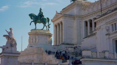 Roma, İtalya, 29.04.2025: Emmanuel II Ulusal Anıtı ile Altare della Patria 'nın Önü. Zaman Uygulaması.