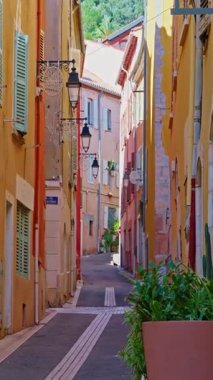 Hyeres, Fransa, 04 Şubat 2025: Akdeniz kıyısındaki Var departmanındaki Hyeres kentinin tarihi merkezinin merkez meydanı. Turistik bir yer. Fransa.