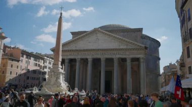 Güneşli bir günde İtalya 'nın orta kesimindeki ünlü Pantheon' un önünde 12.04.2025 kişi..