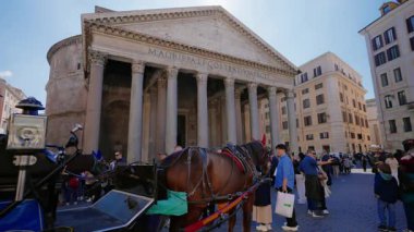 Güneşli bir günde İtalya 'nın orta kesimindeki ünlü Pantheon' un önünde 12.04.2025 kişi..