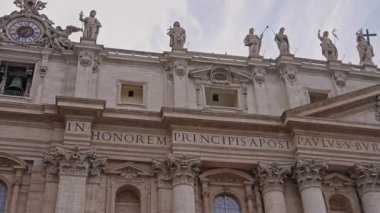 St. Peters Meydanı 'ndan St. Peters Bazilikası' nın ana cephesi ve kubbesi. Vatikan..
