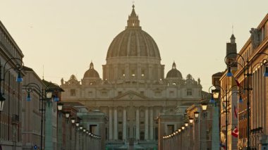  Vatikan 'daki St. Peters Bazilikası. Gün batımı, Roma.