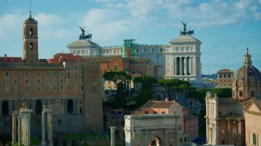Altare della Patria manzarası, Roma Forumu 'ndaki eski evler. Antik Roma manzarası. İtalya.