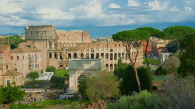 Roma Forumu 'ndan Colosseum' un görüntüsü. Roma İmparatorluğu 'nun Antik Anıtı, Dünya Mirası. Roma, İtalya.