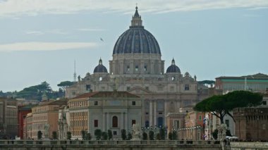 St. Peters Bazilikası 'nın kubbesi. Vatikan, Roma, İtalya. Aziz Peter Kubbesi 'ne yakın çekim.