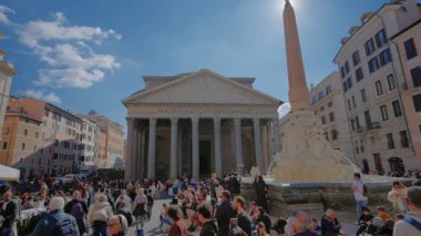 Güneşli bir günde İtalya 'nın orta kesimindeki ünlü Pantheon' un önünde 12.04.2025 kişi..