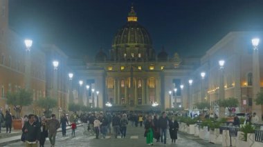 Roma, İtalya, 29.04.2025: Aziz Peter Bazilikası, Vatikan. Akşam St. Peter Katedrali 'ne giden ana caddede aydınlanma var..