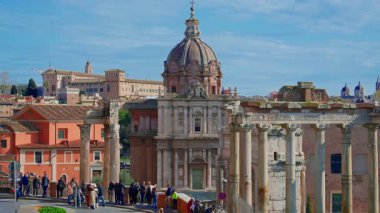  Roma, İtalya, 29.04.2025: Roma Forumu. Güneşli bir günde forum bölgesinde turist dolaşımı.