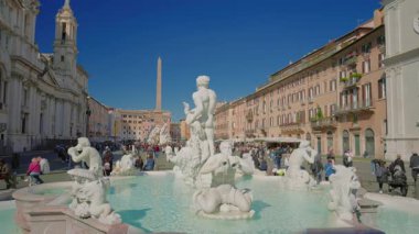Güneşli bir günde Piazza Navona 'daki Neptün çeşmesi, Roma, İtalya, 29.04.2025.
