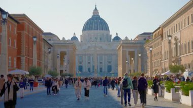 Roma, İtalya, 29.04.2025: St. Peter Meydanı, St. Peter Bazilikası ve Vatikan Obelisk uzak mesafede. Turistler Via della Conciliazione boyunca yürür.