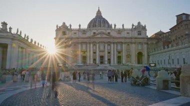  Vatikan, gün batımında St. Peter Meydanı 'nda. Güneş, St. Peters katedralinin arkasında, Roma, İtalya, 29.04.2025 'te batar. Zaman Uygulaması.