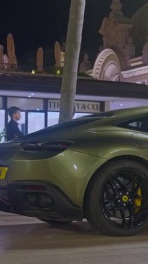 Monaco, Monte-Carlo, 08 Şubat 2025: Lüks araba ferrari, gece aydınlatması. Ferrari spor arabası merkez meydandan geçiyor..