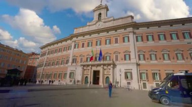 Roma, İtalya, 29.04.2025 Parlamento Meydanı, Montecitorio Sarayı. İtalyan ve Avrupa Birliği bayrakları. Zaman Uygulaması.
