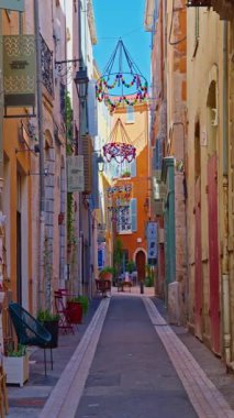 Hyeres, Fransa, 04 Şubat 2025: Akdeniz kıyısındaki Var departmanındaki Hyeres kentinin tarihi merkezinin merkez meydanı. Turistik bir yer. Fransa.