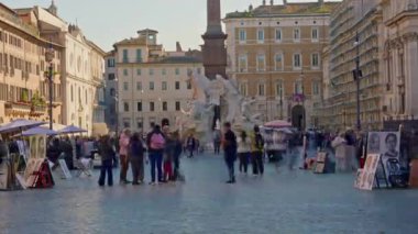 İtalya, Roma 'daki Piazza Navona' da turistler, 29.04.2025: Timelapse.