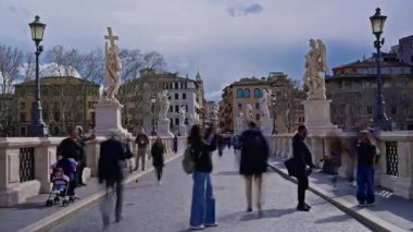 Castel Sant Angelo yakınlarında heykelleri olan bir köprü veya İtalya 'da Hadrian' ın mozolesi. Roma, İtalya 'nın turistik merkezi, 29.04.2025. Zaman Süreleri.