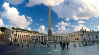 Roma, İtalya, 29.04.2025: Güneşli bir günde Vatikan 'da Aziz Peter Meydanı' nda Obelisk. Heykeli olan sütunların manzarası. Zaman Uygulaması.