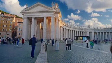 Roma, İtalya, 29.04.2025: Güneşli bir günde Vatikan 'da Aziz Peter Meydanı' nda Obelisk. Heykeli olan sütunların manzarası. Zaman Uygulaması.