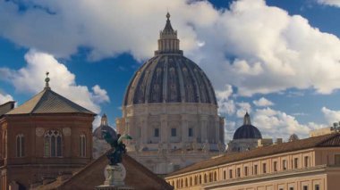 St. Peters Bazilikası 'nın kubbesi. Vatikan, Roma, İtalya. Aziz Peter Kubbesi 'ne yakın çekim. Zaman Uygulaması.